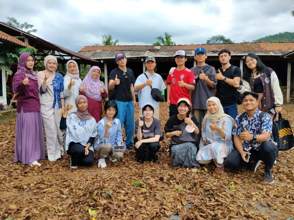Aroma Ilmu dan Budaya: Mahasiswa Jepang dan Tajikistan Jelajahi Dunia Minyak Atsiri di Banyumas