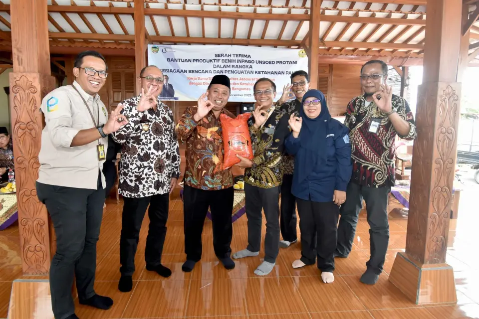 Perkuat Kesiagaan Bencana dan Ketahanan Pangan Banyumas, Unsoed Serahkan Benih Inpago Unsoed Protani